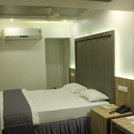 Hotel Nimantran Navi Mumbai Zewnętrze zdjęcie